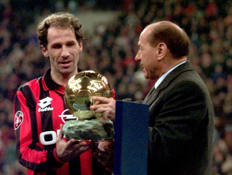 Il primo capitano fu invece Franco Baresi, cui Berlusconi consegn un Pallone d’oro alla carriera quando il libero rossonero si ritir nel 1997. Reuters